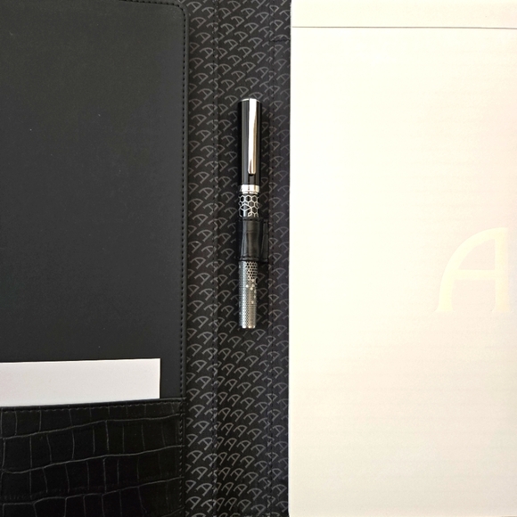 Luxury Executive Grey Croc Noir Note Pad & Alder Ballpoint Pen, 11.5" x 8.5" - Picture 3 of 16